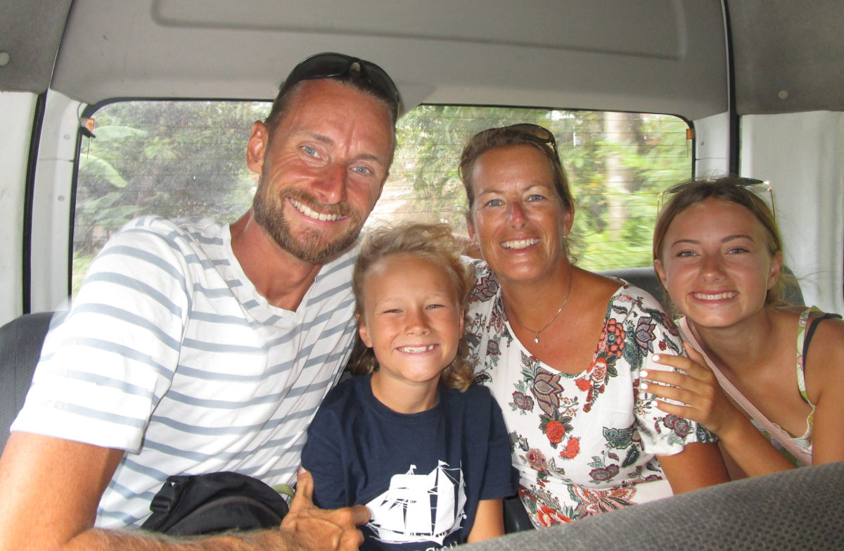 Hele familien Veber på bustur. Marts 2017.