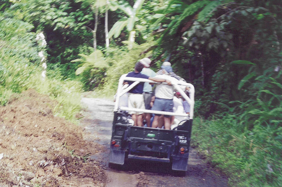 Safari-jeep med Margareta ombord. December 2000.