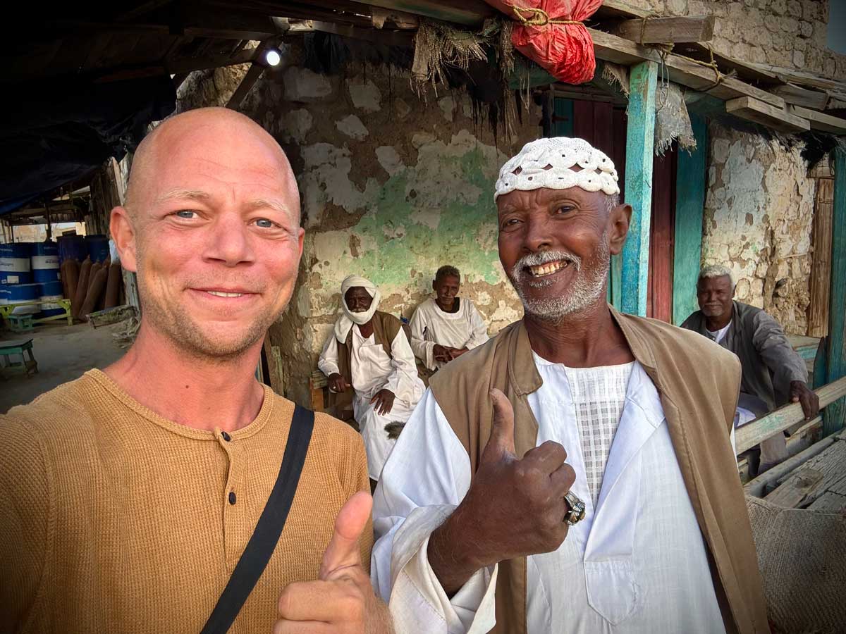 Thomas Knudsen og æselmanden smiler til kameraet i Suakin.