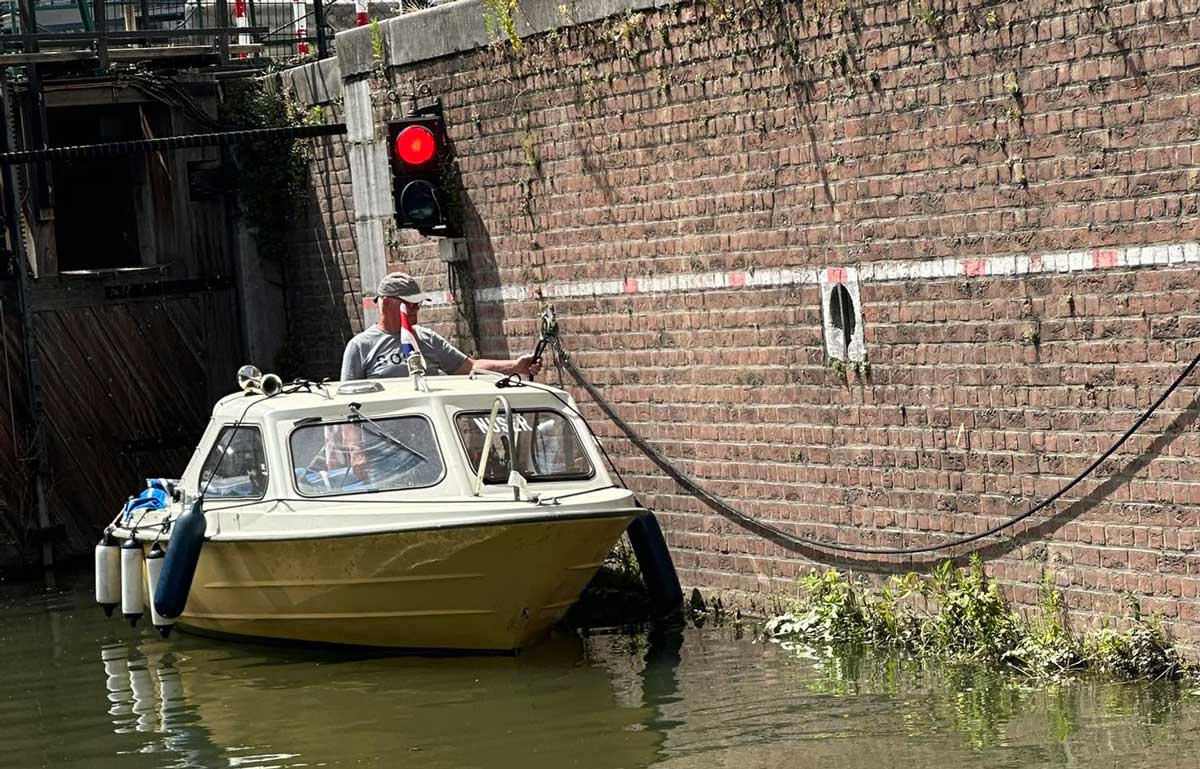 Poul Jørgensen på speedbåden Nuser i en sluse.